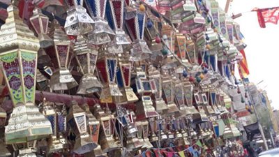 بعد توقف استيراد الصيني.. الفانوس الصاج يغزو أسواق قنا | صور