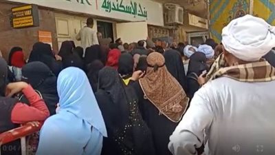 رغم وجود إصابات بكورونا بالمحافظة.. تكدس المواطنين أمام البنوك في قنا | صور