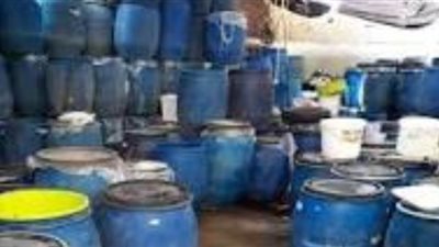 مصادرة 5 أطنان زيت طعام مجهولة المصدر داخل مصنع بالعبور