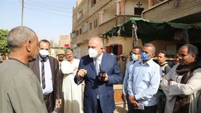 جولة مفاجئة لمحافظ قنا على محلات الجزارة والخضروات بأبو تشت | صور