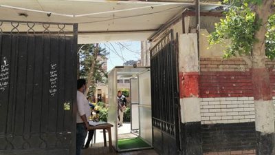 تركيب أول بوابة تطهير بإدارة تعليمية في الإسكندرية | صور