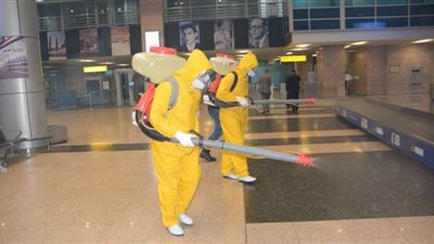 مطار القاهرة يواصل أعمال التعقيم والتطهير للوقاية من كورونا