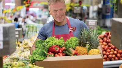 مدرب وست هام يتبرع بتوزيع الفاكهة والخضروات على جيرانه