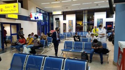 مطار مرسي علم يستقبل رحلتين لمصر للطيران على متنهما ٢١٦ من العالقين