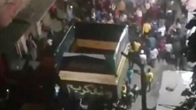 وقت الحظر وفي تجمعات.. أهالى محرم بك يطوفون بمجسم للكعبة احتفالا برمضان | فيديو