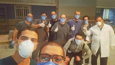 بعلامات النصر والسيلفي.. الطاقم الطبي بـ