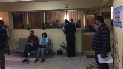 تعقيم وتطهير وحدات المرور استعدادا لاستقبال راغبى ترخيص السيارات