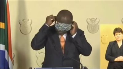 رئيس دولة يعاني من صعوبة ارتداء كمامة طبية | فيديو