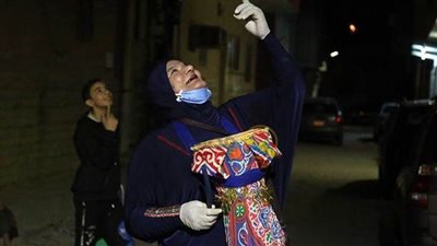 المسحراتي في زمن كورونا.. المعادي تبتكر عبارات جديدة.. الحاج حسن يحصل على تصريح لمزاولة مهمته في المنيل.. ودمية الغردقة الأبرز