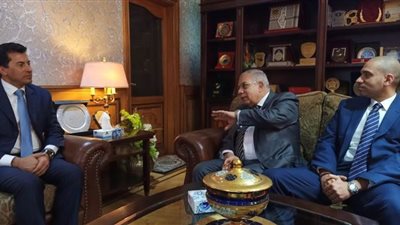 المصرية اللبنانية تهدي وزارتى الشباب والصحة 1500 كتاب| صور