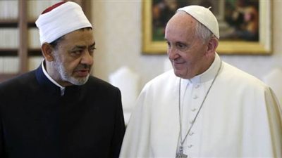 شيخ الأزهر يتلقى اتصالًا هاتفيًّا من البابا فرنسيس للتهنئة بشهر رمضان
