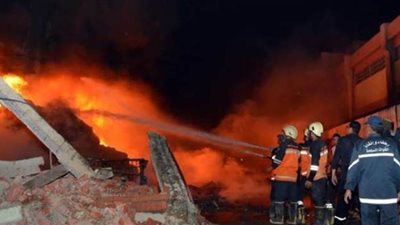 إخماد حريق هائل نشب داخل مصنع في أبو رواش