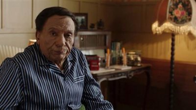 حمدي الميرغني يتحرش بموظفة والزعيم يضربه بعصا في أولى حلقات 