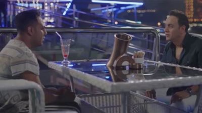 خناقة بين عائلتي الدعكي والبغدادي على القهوة بسبب الزبالة | في الحلقة الرابعة من اتنين في الصندوق