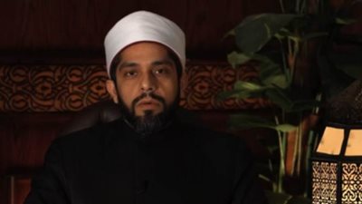 هل استخدام مستحضرات التجميل يفسد الصيام؟.. دار الإفتاء تجيب | فيديو