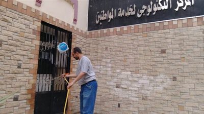 تطهير 695 منشأة و55 شارع و7 مواقف أجرة و3 مواقع للعمل فى مدن قنا | صور