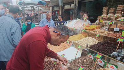 زحام بأسواق الإسكندرية على الياميش والقطايف | صور