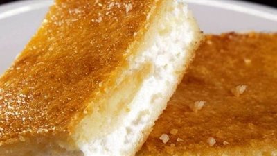 لعشاق الحلويات.. طريقة تحضير البسبوسة بكريمة البسكويت | فيديو