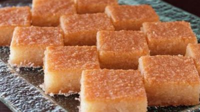 قدمى البسبوسة لأسرتك عقب الإفطار على طريقة محال الحلويات