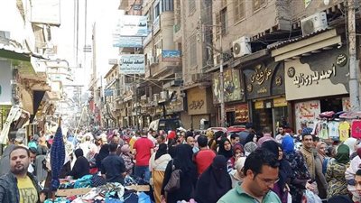 زحام في أسواق المنصورة رغم التحذيرات بمنع التجمعات | فيديو وصور