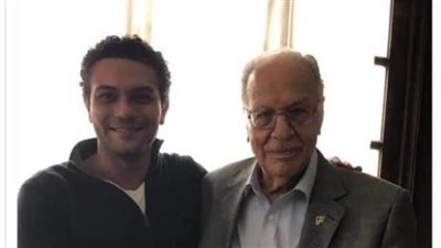 آسر ياسين ينشر صورة برفقة والده بمناسبة عيد تحرير سيناء