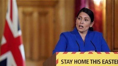 وزيرة الداخلية البريطانية تدعو السكان إلى البقاء في المنازل
