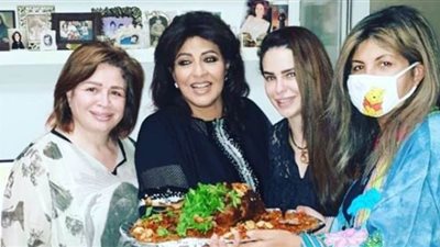 دنيا عبد العزيز في أول ظهور لها بعد وفاة والدتها