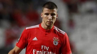 صراع بين برشلونة ومانشستر سيتي على التعاقد مع مدافع بنفيكا