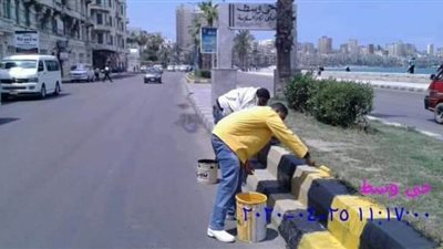 البدء في دهان رصيف طريق الكورنيش فى الإسكندرية