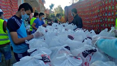 للعام العاشر.. شباب زاوية جروان بالمنوفية يوزعون الوجبات على الصائمين