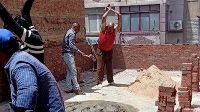 إزالة طابقين مخالفين بعقار فى الإسكندرية