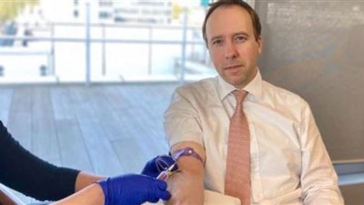 بعد التعافي من كورونا.. وزير الصحة البريطاني يتبرع بـ 