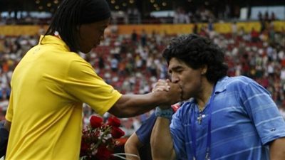 مارادونا بعد أزمة رونالدينيو الأخيرة: ليس مجرما وأدعمه حتى الموت