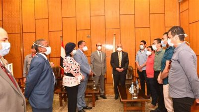 رئيس جامعة أسيوط يكرم الفريق الطبي العائد من مستشفى العزل بإسنا | صور