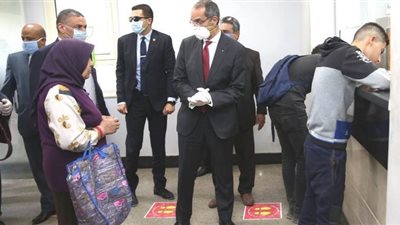 وزير الاتصالات يتفقد عددا من منافذ البريد في القاهرة والجيزة