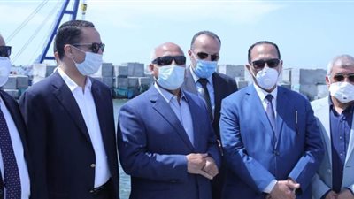 وزير النقل ورئيس لجنة النقل بالنواب في جولة بميناء الإسكندرية | صور