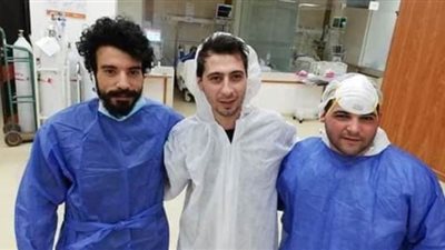 قصة طبيب قضى 4 أسابيع دون إجازة في مستشفى العزل بإسنا | صور