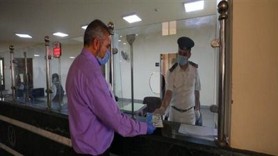 المرور يستقبل المواطنين لترخيص المركبات الجديدة.. والتزام بالكمامات| صور