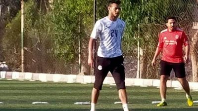 ثنائي بيراميدز وإنبي يتدربان بطنطا بمشاركة فنان شعبي | صور