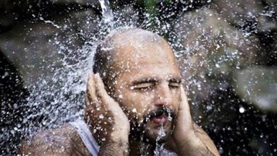 ما حكم التبرد بالماء أثناء الصوم؟.. دار الإفتاء تجيب