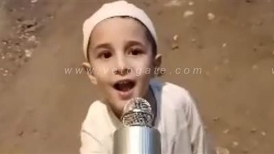 مستعينا بمايك.. أصغر مسحراتي يجوب شوارع العجايزة بالمنوفية