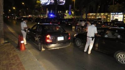 متى يحق لجهات الضبط تفتيش سيارتك الخاصة؟.. قانوني يجيب