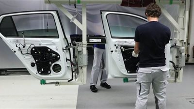 فولكس فاجن الألمانية تستأنف العمل تحت شعار 