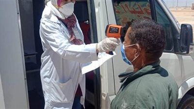 توقيع الكشف الطبي على العاملين بالطريق الصحراوي الغربي بالمنيا