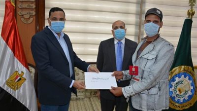 محافظ الدقهلية يسلم 152عقد تقنين لمواطني المنزلة | صور