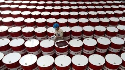 النفط الأمريكي يهبط بنحو 25%