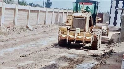 محافظ كفر الشيخ يتابع أعمال تمهيد ورصف الطرق | صور