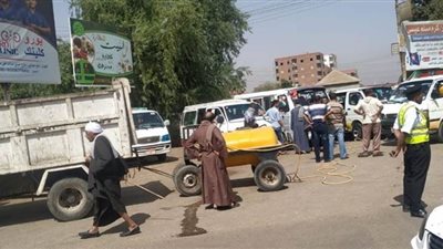 تطهير وتعقيم مجمع مواقف سيارات غرب النيل بقنا | صور