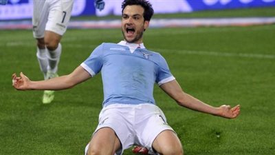 مدافع لاتسيو يهاجم الحكومة الإيطالية بسبب عودة النشاط