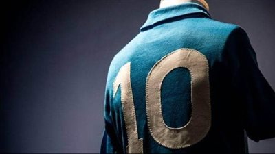 إيطاليا تكافح فيروس كورونا بقميص مارادونا التاريخي